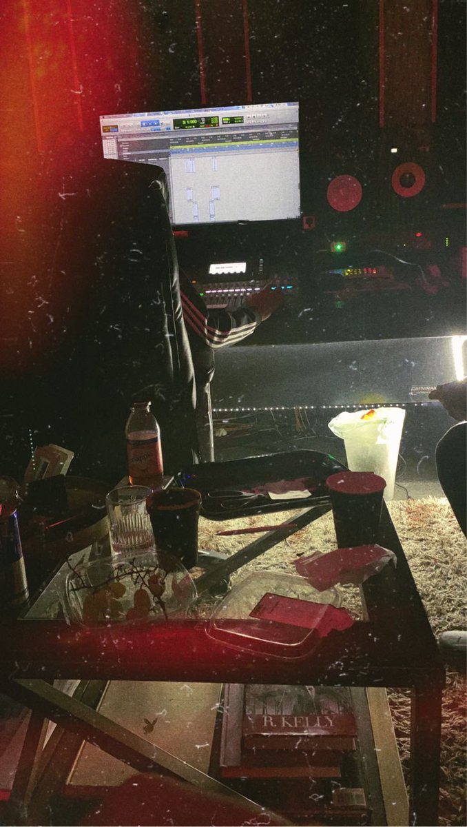 1jparker's tweet photo. #working #beats #chicagoproducer #prodbyjp https://t.co/qxNGE8trRk
