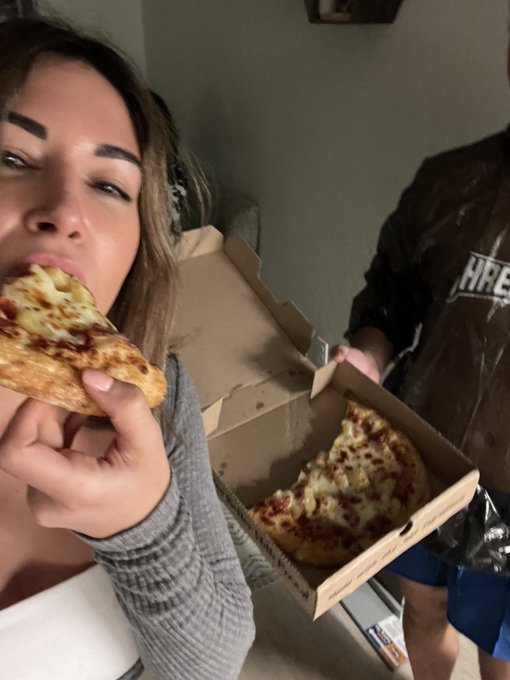 ⁦@cyr⁩ I’m eating ur pizza u pussy https://t.co/06dKGQkNoe