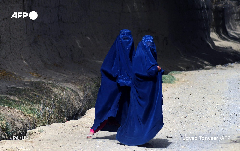 AFP's tweet photo. Afghan student Fauzia used to make ends meet voicing ads on a radio station in the Taliban heartland of Kandahar, but that came to an abrupt end when the Islamists swept to power

Their order was clear: no female voices on the air https://t.co/FviBTULlXy https://t.co/bjuAFnLti2