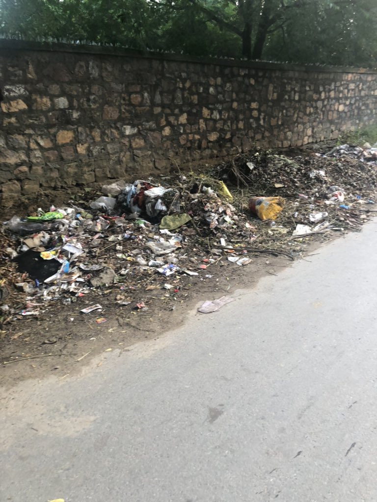 metoshi's tweet photo. @mcggurgaon @SwachhBharatGov @CPCB_OFFICIAL lodged a complaint with MCG # 596988, swacch Bharat app complaint# W062120C25770703, following local Councillar. But the problem remains.  Complaint closed problem persists. https://t.co/RCSvgIgbhb