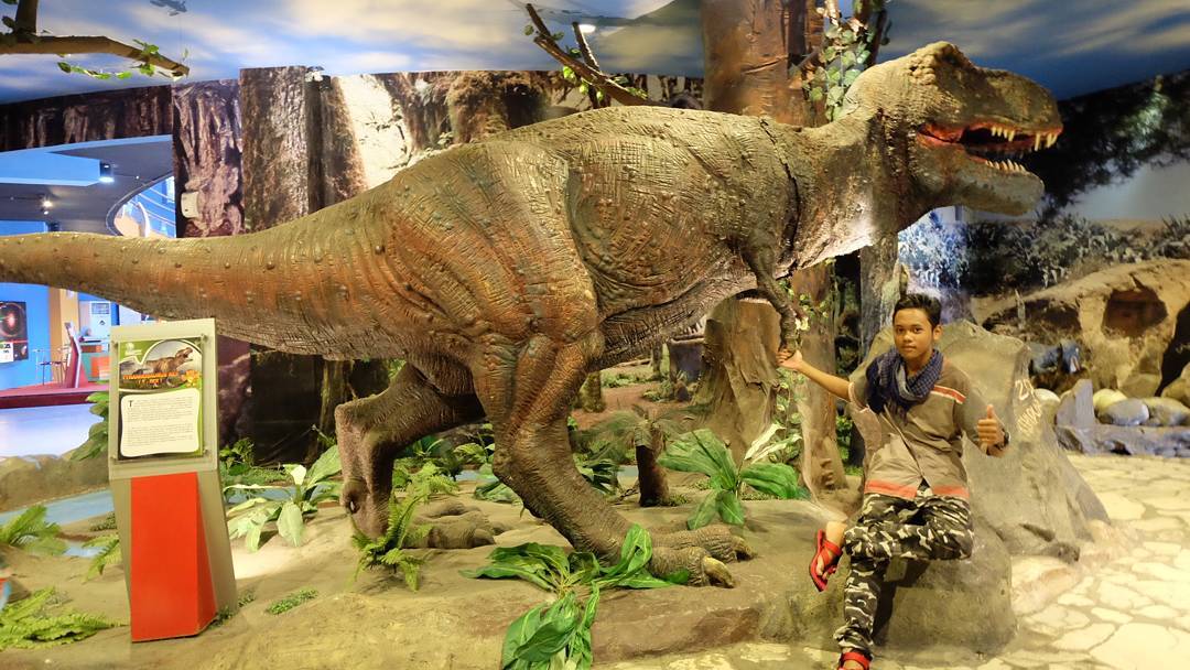 Kemarin-kemarin baru aja nge draft artikel untuk blog tentang destinasi wisata untuk keluarga di Solo dan Yogyakarta semisal The Heritage Palace Solo,  Teddy Bear World Jogja dll. Atau ada tempat lain yg menarik ?

Foto : tripcanvas