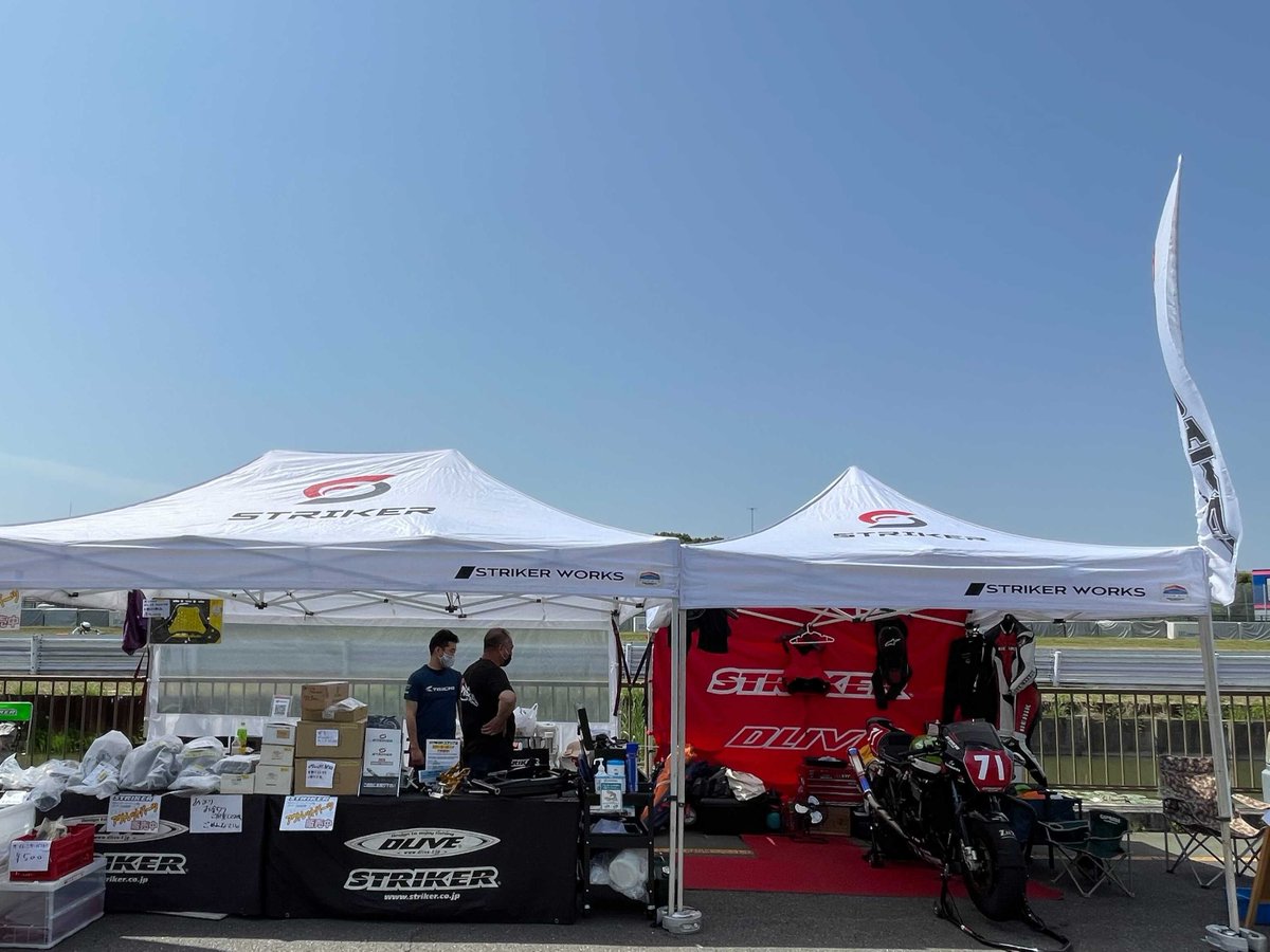 ShinanoTent's tweet photo. 【製作実例】
バイク用品販売の「#strikerworks 様」に弊社のテントとテーブルカバー、スウィングバナーをご使用いただいています👏
#NOVA45 (3×4.5m)と #NOVA30 (3×3m)のテントを繋げてのご使用。白い天幕はテント内が明るく商品が見やすくなります👍
#企業公式秋のフォロー祭り 
#テイストオブツクバ https://t.co/w0qhAxs8dj