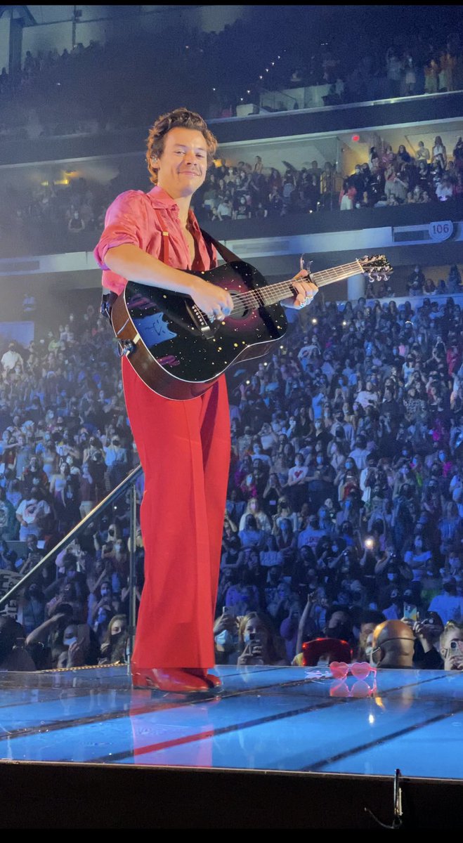 HLDTour's tweet photo. Harry Styles, live from PNC Arena. 
#LoveOnTourRaleigh 
10.12.21 

📸: KaileyDani https://t.co/OSuuReXE3o