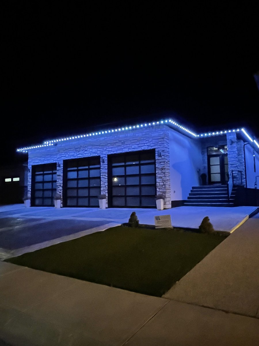 ExpressElectri5's tweet photo. Hey Regina…it is not too late to get your @gemstonelights lights installed before the holiday! Book today. This product is revolutionary in permanent outdoor lighting solutions! #poweredbyservice. 
Call (306)529-9111 to book your free quote today. https://t.co/5t2MusomuX