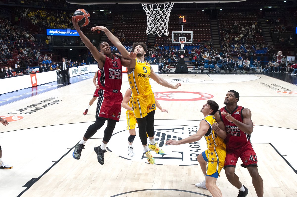 OlimpiaMI1936's tweet photo. An impressive first half won the game for Olimpia: 83-72 over Maccabi ⚪️🔴➡️ https://t.co/2DD4t9N3i3
📊Hall 17, Mitoglou 16, Delaney 10, Rodriguez e Shields 9, Melli 8, Hines 6, Datome 3, Grant e Tarczewski 2, Ricci 1
#insieme #EuroLeague #AXMMTA #EveryGameMatters #ForzaOlimpia https://t.co/vpTl16kHJd