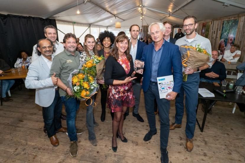 SchenkMakelaars's tweet photo. Pharos Hoofddorp is de winnaar geworden van de 10e SHARE Award. Xander Meijer leidde de transformatie van deze kantoortoren naast station Hoofddorp... Lees verder: https://t.co/EZmXeePJep
#ShareMeets #kennisdelen #samenwerken #circular #Haarlemmermeer #award https://t.co/vNFXHbQ4dp