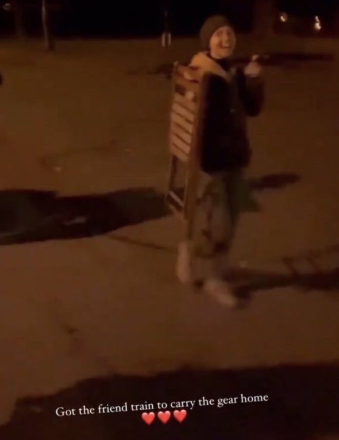 nanceevdb's tweet image. Dom always the best friend and lending a hand 😊🦋🥰
#DomP_C #WynonnaEarp #BringWynonnaHome