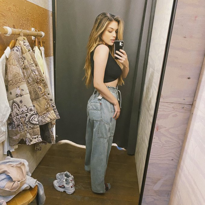 I love big sweaters and big pants that make me feel  ˢᴹᴼᴸ https://t.co/WE5jMcwOeZ