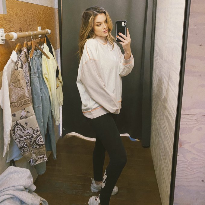 I love big sweaters and big pants that make me feel  ˢᴹᴼᴸ https://t.co/WE5jMcwOeZ
