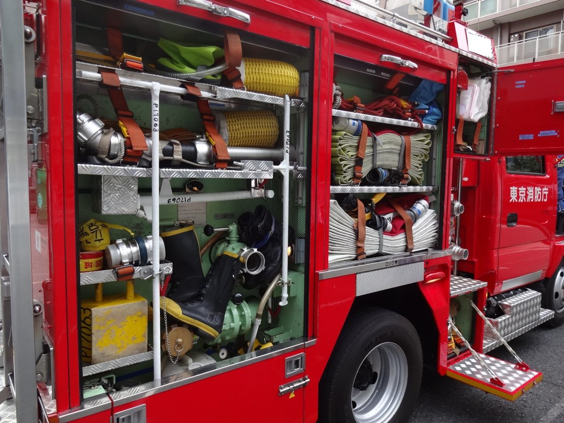東京消防庁 ポンプ車の中って 街中でよく見かけるポンプ車ですが 車の中がどうなっているのか 知っていますか 車内には災害時に使用する資器材や防火衣があり 車体のボックス内にもホースなどがびっしりと積載されています 東京消防庁 ポンプ