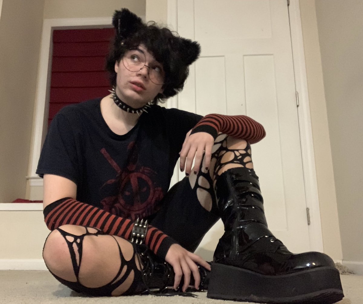 Eris the Catgirl 🤍 on X: Heyyyyyyy! This choker I'm wearing has chains on  it, which means I find it very cool. X3 #femboy #catboy #fishnets  #thighhighs  / X