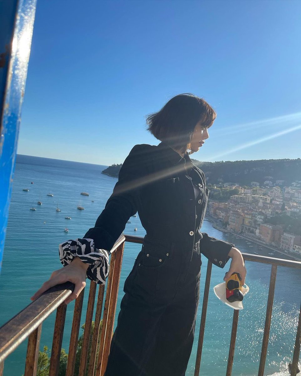 _Lisastagram's tweet photo. [INSTAGRAM CAROUSEL] lalalalisa_m: 

https://t.co/TJrFOwU51e (3P) #lisastagram https://t.co/bWDOQh3rNi