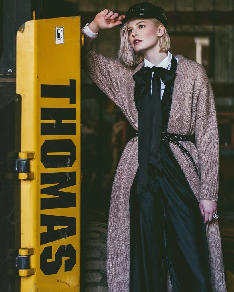 clazarschuler's tweet photo. Moody, #fallvibes with this barn / farm location that included a tractor named Thomas lol... It's my #favoriteseason for a reason 😉
Human in frame @lankyslinkyboy
HMUA @alexandrazartistry
Styling @sarahdarceystyle
#editorial
#creative
#under10kportraits
#fashioneditori… https://t.co/TSrDSY91Hg