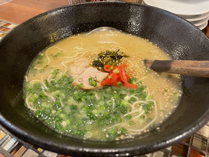 ここの豚骨ラーメン、マジで美味いんだ…(๑'ڡ`๑) 