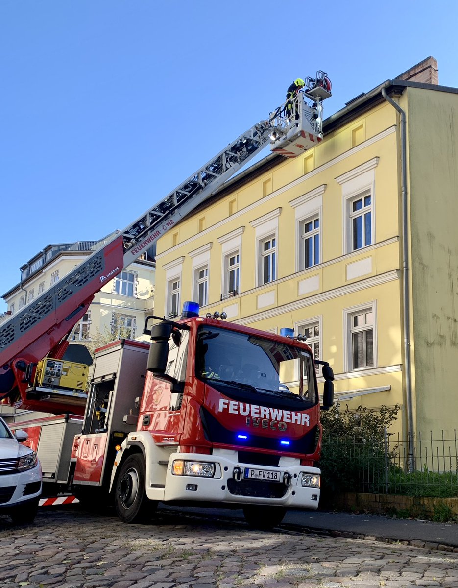 FwPotsdam's tweet photo. 🚒 Rauchentwicklung in einer Dachgeschosswohnung in #Potsdam West.
Der #Kleinbrand konnte schnell gelöscht werden. Wir belüfteten die Wohnung über die #Drehleiter.
#FFBornim
@FFBornstedt
#FürPotsdamImEinsatz https://t.co/GwXNszsoAr