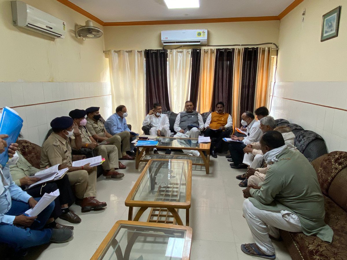 NCSC_GoI's tweet photo. राष्ट्रीय अनुसूचित जाति आयोग ने प्रशासनिक अधिकारीयों के साथ बैठक कर अनुसूचित जाति के पीड़ित परिवारों की समस्याओं पर संज्ञान लेकर न्यायोचित कार्यवाही हेतु सम्बन्धित अधिकरियों को निर्देश दिए । @thevijaysampla @SubhashPardhi6 #NCSC #ScheduledCastes #ShriGangaNagar #Atrocity #PoAAct https://t.co/gr0YS4JKZQ