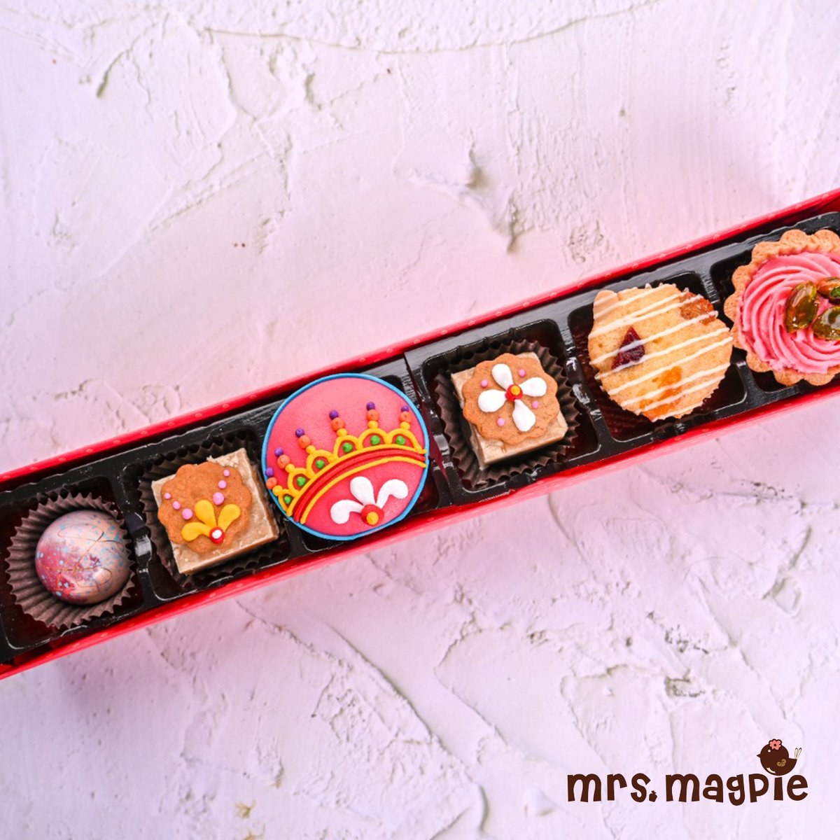 MrsMagpieCafe's tweet photo. Our Box of 6 Pujo Goodies featuring - Cardamom Chocolate, Masala Chai Marzipan Cupcake, Dry Fruit Cupcake, Sandesh Tart, and 2pcs of Peanut Butter Fudge.

Part of our newly launched Festive Menu!

Now available on Swiggy and all outlets!

Have a yummy day😀

#mrsmagpie #cupcakes https://t.co/xXDGwPGvW3