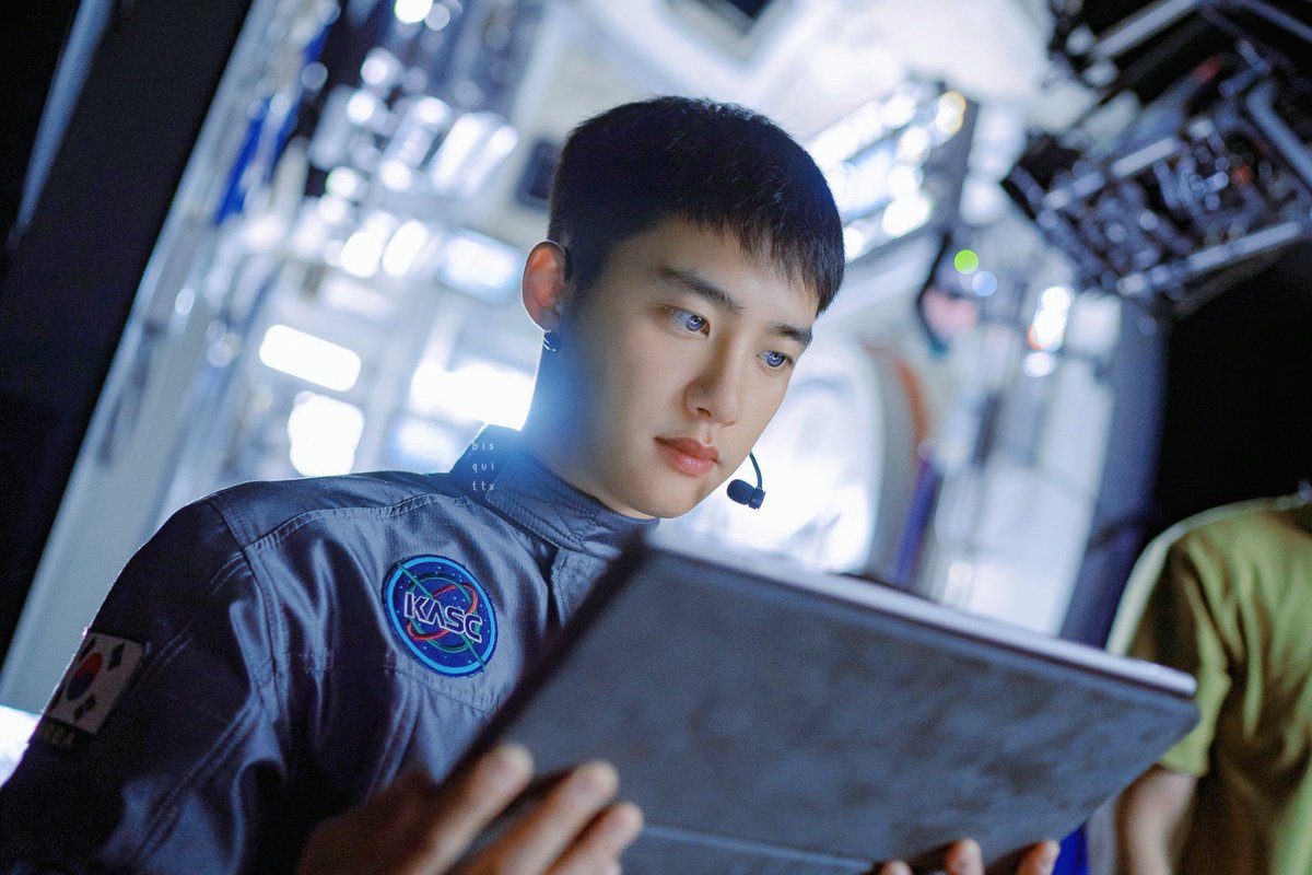 bisquittx's tweet photo. Astronaut Kyungsoo👨‍🚀🚀

#엑소디오 #도경수 #디오 #DO (D.O.) #Kyungsoo #TheMoon @weareoneEXO https://t.co/sChnGBmBMk
