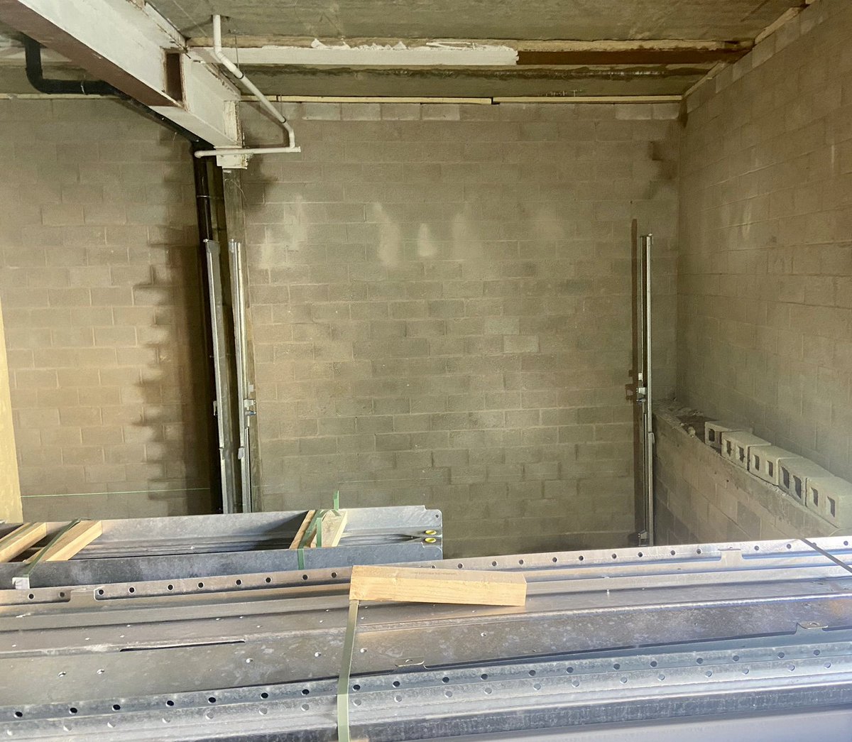BTS: Work is underway, installing #stackers for a new care home in #Northampton!

DPS will be installing 5 Klaus MultiBase 2072i stackers to create a total of 18 spaces.

Find out what this will look like when it is complete here: doubleparking.co.uk/multibase-2072… 

#parkandsmile #parking