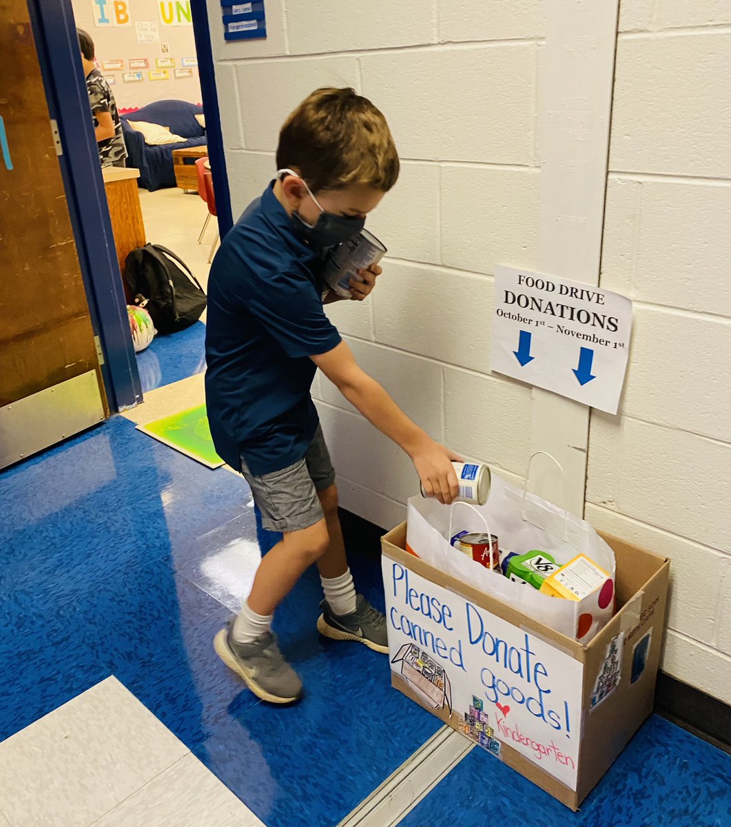 goodgolly_mahle's tweet photo. Starting of the day with more canned good donations. Love seeing even our youngest scholars making a global impact!❤️ @HPointPrincipal @HighPointFCS @MrsEldredgeK @sonoman123 #IgnitingEveryFlame https://t.co/cqAKg5BO14
