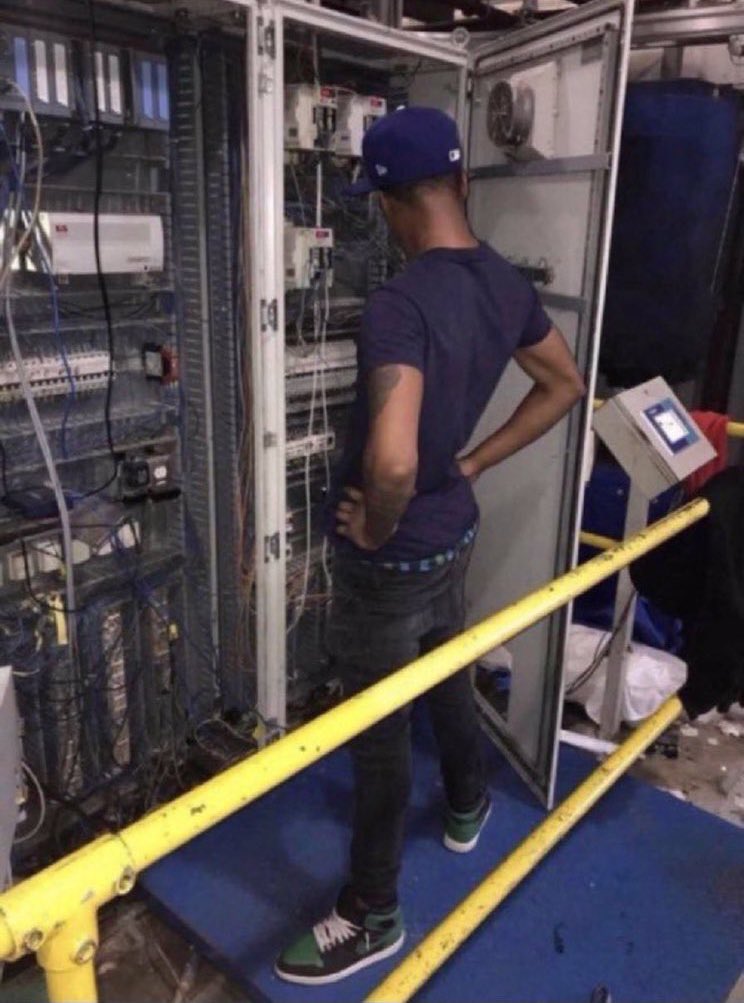 DADAA93000's tweet photo. Le technicien qui est censé régler le bug sur snap #snapchatdown https://t.co/GoDZJC3GUU
