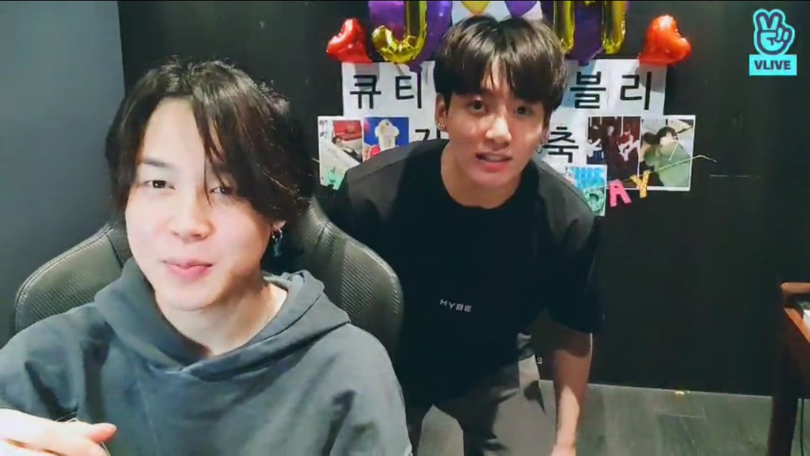 bangtang_world's tweet photo. 【20211013】 Jikook baby’s in Jimin day live 💜💫
#HappyBirthdayJimin #HappyJiminDay #JIMINDAY #jimin #jikook #jiminlive #jikookthread #jiminthread #jungkookthread https://t.co/iTnr7ptO3F