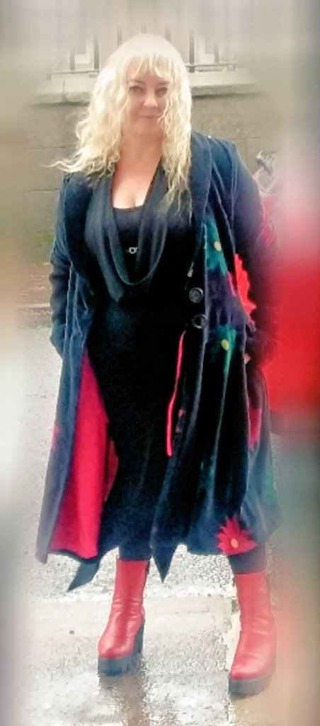 shellakeypookey's tweet photo. They rang me from the charity shop to tell me about this #velvetcoat
I ran down at midnight & almost collapsed when I saw it on the mannequin
#vintage #recycling #clothing
I only ever buy #previouslyworn
Cheap disposable clothes just make #landfills
#stopconsuming 😏
#reuse 🇨🇮❤️ https://t.co/BbmQuZNdTk