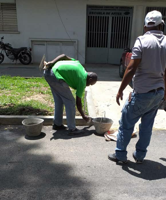 JeralthE's tweet photo. #Información | Escuela de #Artes #UCV

#13Oct Siguen avanzando las labores de #reparaciones en la sede de la Escuela. Se encuentran restaurando y pintando las paredes externas, así como las aceras que rodean todo el edificio desde el estacionamiento hasta su fachada principal. https://t.co/QXvKUYZUjq