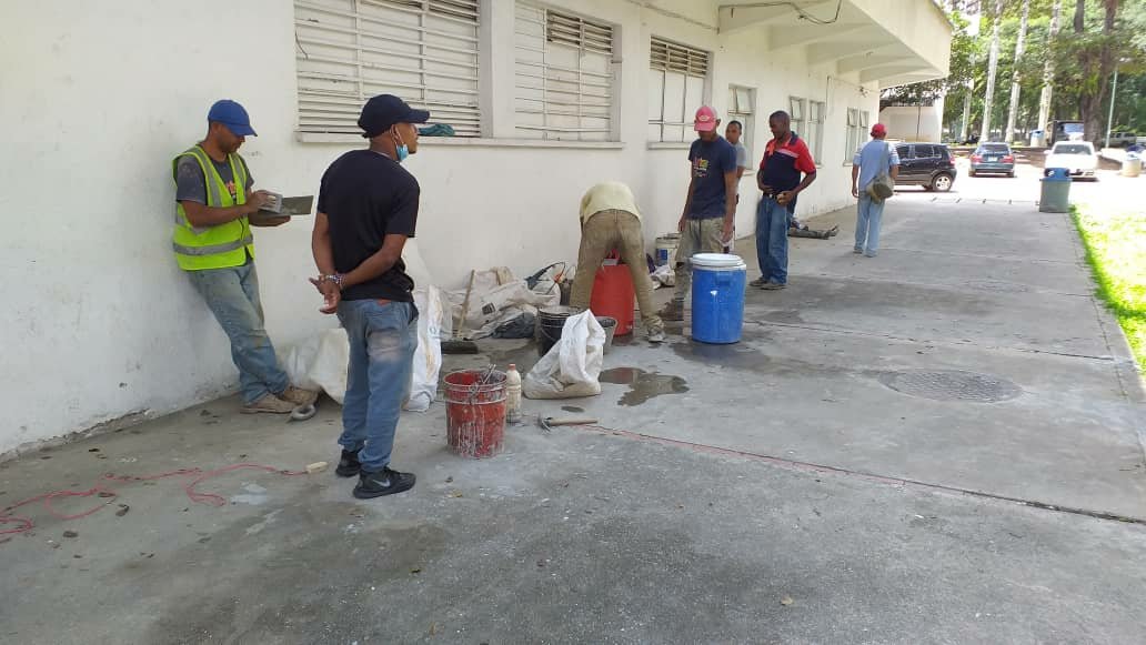 JeralthE's tweet photo. #Información | Escuela de #Artes #UCV

#13Oct Siguen avanzando las labores de #reparaciones en la sede de la Escuela. Se encuentran restaurando y pintando las paredes externas, así como las aceras que rodean todo el edificio desde el estacionamiento hasta su fachada principal. https://t.co/QXvKUYZUjq