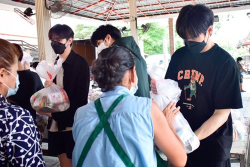 STARSOCIETY_TH's tweet photo. เก้า นพเก้า และ STMD THAILAND ลงพื้นที่มอบสิ่งของบริจาคที่ร่วมกันกับแฟนคลับมอบให้ผู้ประสบภัยน้ำท่วม ที่ต.บางนมโค อ.เสนา จ.อยุธยา 
https://t.co/Ar0yzE6K0r 
#STMDส่งต่อความห่วงใยสู้ภัยน้ำท่วม
#number_9th https://t.co/uxhNREOMcP