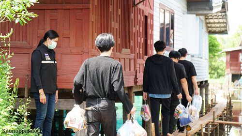STARSOCIETY_TH's tweet photo. เก้า นพเก้า และ STMD THAILAND ลงพื้นที่มอบสิ่งของบริจาคที่ร่วมกันกับแฟนคลับมอบให้ผู้ประสบภัยน้ำท่วม ที่ต.บางนมโค อ.เสนา จ.อยุธยา 
https://t.co/Ar0yzE6K0r 
#STMDส่งต่อความห่วงใยสู้ภัยน้ำท่วม
#number_9th https://t.co/uxhNREOMcP