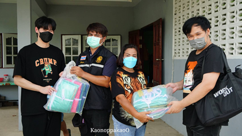 เก้า นพเก้า และ STMD THAILAND ลงพื้นที่มอบสิ่งของบริจาคที่ร่วมกันกับแฟนคลับมอบให้ผู้ประสบภัยน้ำท่วม ที่ต.บางนมโค อ.เสนา จ.อยุธยา 
thestarsociety.net/archives/9517 
#STMDส่งต่อความห่วงใยสู้ภัยน้ำท่วม
#number_9th