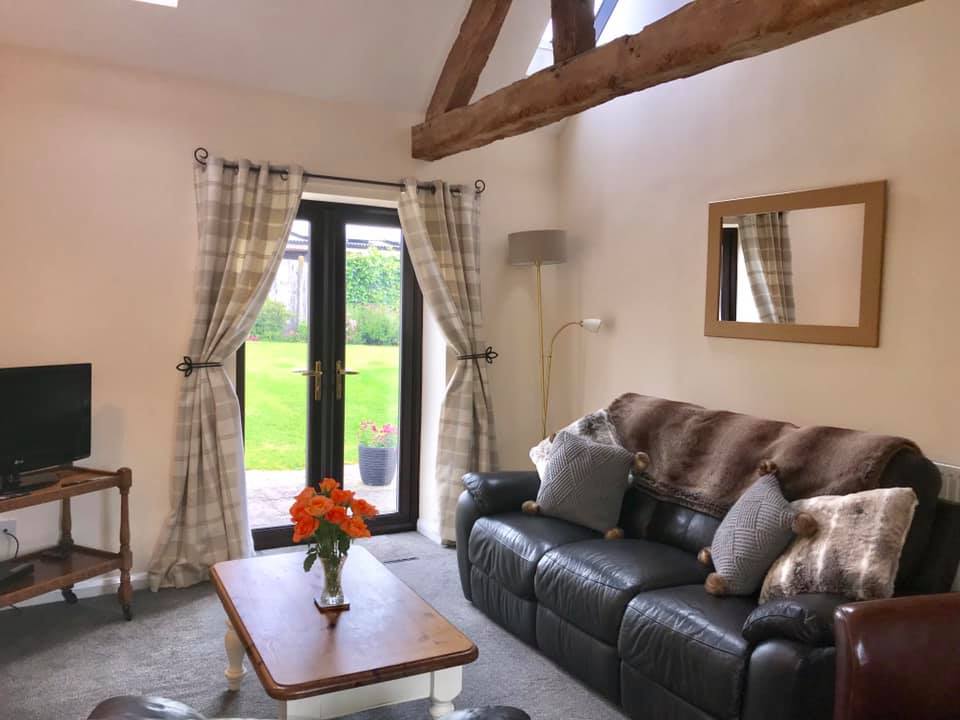 TheHolidayCots's tweet photo. The Durrance is a spacious Victorian farmhouse that offers superb self-catering accommodation in the peaceful countryside at Upton Warren boasting stunning views of the countryside.
🛏️ Sleeps 1-6
https://t.co/fbNTDxivJT
#Worcestershire #CountryBreak #SelfCatering #FarmHoliday https://t.co/t2XAPHuSvI