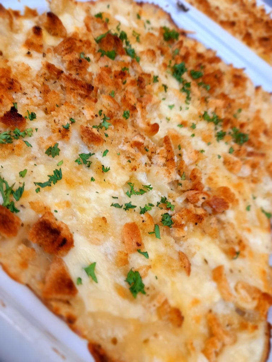 Let's upgrade the Mac &amp; Cheese with a garlic &amp; herb crust topping - serving today <a href="/CHCHSLeeds/">Cardinal Heenan Catholic High School</a> #caterlink #macandcheese #Foodie #schoollunches @Chef_Bailey1 <a href="/MStreeting/">Michael Streeting</a> <a href="/JoanneNunney/">Joanne Nunney</a> <a href="/caterlink_ltd/">Caterlink Ltd</a>