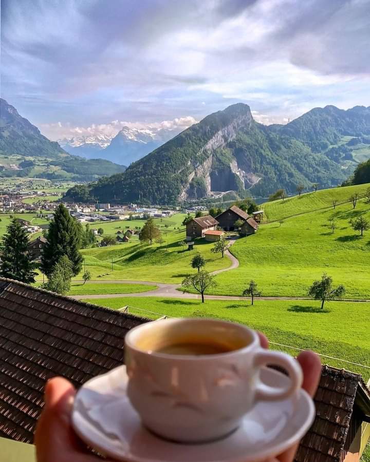 Cidlada wahabkiyo rafaadka 
Jawiga cakirmee adkaada 
Codkaagaa lagu dhayaaye 
Maxaan kugu caafimaaday.🥰
Caruurtyda aabohood.💋🤴