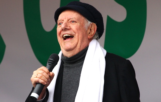 CrottiRenato's tweet photo. “Ancora non si è capito 
che soltanto nel divertimento, 
nella passione 
e nel ridere 
si ottiene una vera crescita culturale.”

Scompariva oggi, nel 2016, Dario Fo.
@SalaLettura @PaolaToogoodxme 
#DarioFo #13ottobre https://t.co/Fse155UrSk