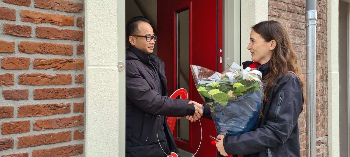 Dinsdag ontvingen de eerste bewoners de sleutel van hun eengezinswoning bij het Floraplein in Eindhoven. De woningen zijn de afgelopen maanden gerenoveerd en verduurzaamd. Samen met aannemer <a href="/KlokGroep/">KlokGroep</a> werken we hier aan het wonen van morgen. bit.ly/3ayi1QL?utm_so…