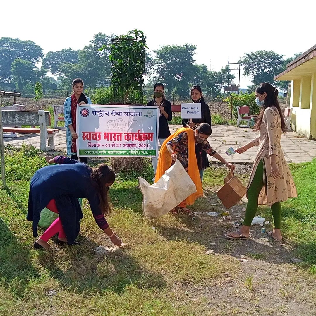 YASMinistry's tweet photo. #CleanIndia drives are being organized by @_NSSIndia volunteers in different parts of the country.

Join them in the mission #SwachhBharat . https://t.co/LnV8tnTs0K