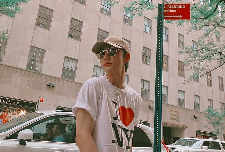 stayvividxz's tweet photo. HWANG HYUNJIN  a boyfriend material  _ a thread https://t.co/jRocN1h7uE