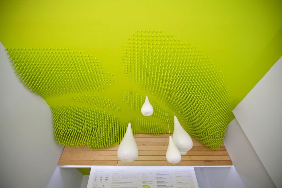 #Froyo Yogurteria, Grecia --> Superficies abstractas, doble curvatura, colores vivos... conformando el techo y el mesón que proyecta una imagen de productos frescos.

#ahylo #yoggur #retail #diseñointeriores #makeithappen #themastermakers