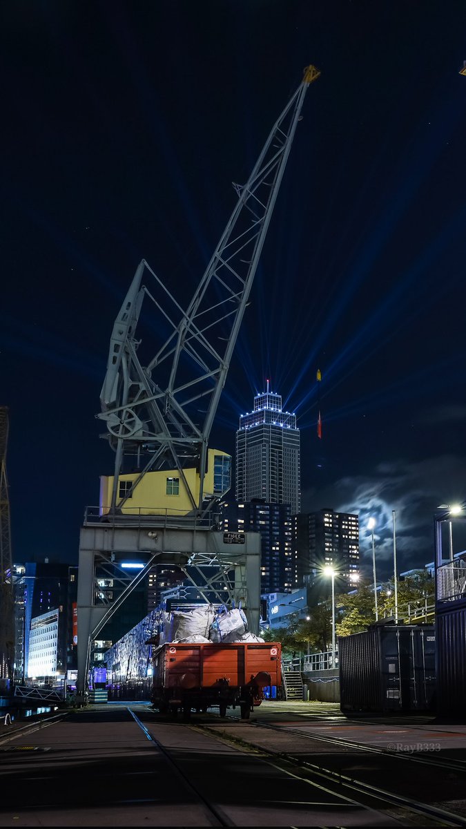 RayB333's tweet image. Lichtshow (test) Zalmhaventoren 💡👍🏻.
#zalmhaventoren #rotterdam #architecture #NightPhotography #Nederland #cityscape