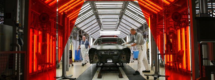 DirkSonntag's tweet photo. #ecar makers on make or buy – insights to better understand the difference #tesla round 90% inhouse manufacturing - #Mercedes #EQS round 10%  
#smartfactory #Cloud #AI #BigData #BigTech #IoT #ESG #BusinessStrategy #portfoliomanager #NewManufacturing #automotive https://t.co/UVSq2wlutZ