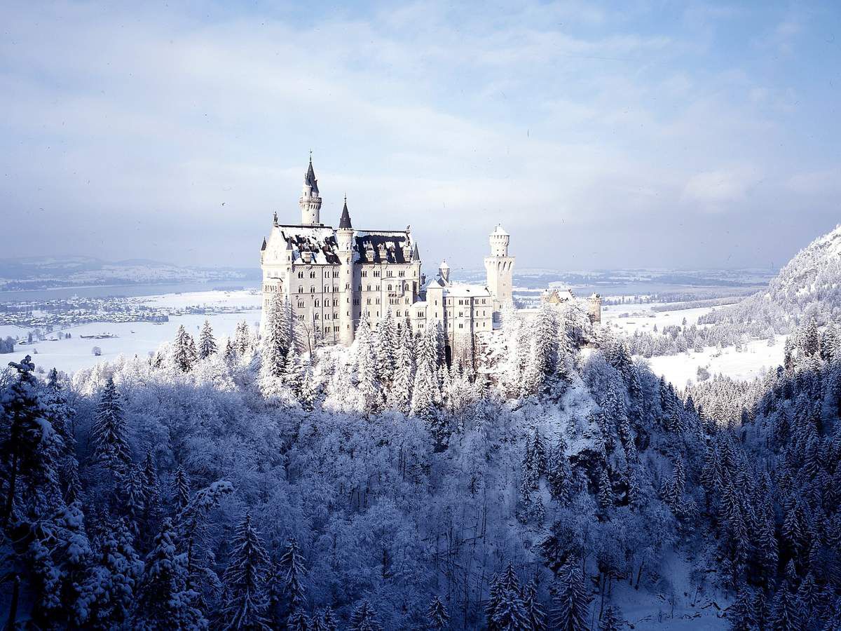 Troian_Leroy's tweet photo. En hiver, le château de Neuschwanstein a tout d'un château de contes de fées ! C'est le genre de monuments qui me donnent envie d'écrire de belles histoires d'amour dans un univers fantastique. https://t.co/k98L0EkoRe