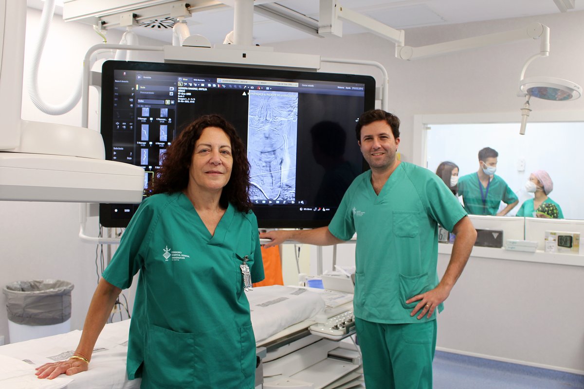 HGUVALENCIA's tweet photo. El @HGUVALENCIA implanta un stent de carótida por acceso radial. Utilizar la arteria radial como punto de inserción del catéter para llegar hasta el cerebro disminuye las complicaciones #vasculares https://t.co/gcvKZzquvv https://t.co/4C02PFZjYj