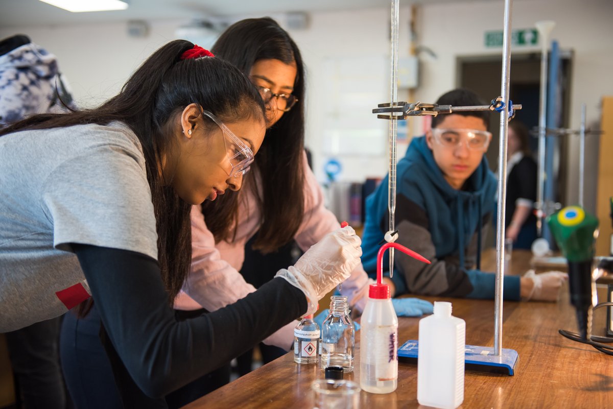 CamEdFac's tweet photo. 1/ Thinking about teaching? Applications for the @Cambridge_Uni 2022/3 PGCE (Primary &amp; Secondary) are open now!

Find out about the PGCE: https://t.co/LgZDtWoOuR 

Apply: https://t.co/gadBpPhcuR

There are also bursaries available in many subjects. For details, see thread ⬇ https://t.co/iXPNy3kUkX