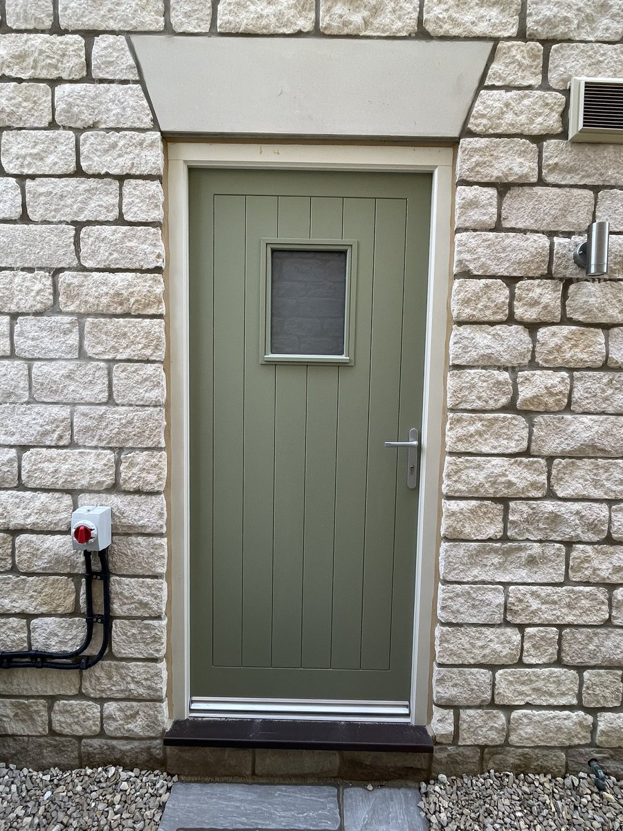 swift_timber's tweet image. Managed to get a cheeky site visit in today.. it’s so good seeing our work in situ.. these doors and windows look great. Well done Steve and team, they have been installed beautifully. 🙃 #timberwindows #timberdoors #bespoke #fenestration #windows #doors #Construction #eco