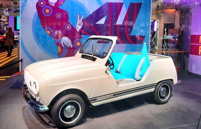 Mini-rétrospective <a href="/renault_fr/">Renault France</a>  4 sur les Champs Elysées, à <a href="/AtelierRenault/">L'Atelier Renault</a>  , pour les 60 ans de la "4L"... joestf1.blogspot.com/2021/10/60-ans…