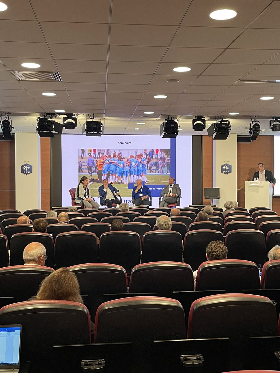 C2Fofficiel's tweet photo. ⏱ 10h09' Ouverture du séminaire et présentation de la journée par le président de l’union @jps1804 🔵🔴
#U2C2F #seminaire #PourvousParvous https://t.co/JmGuLLHj12