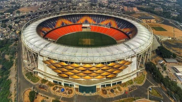 Dos 10 maiores estádios do mundo, 1 fica na Índia, 1 na Coréia do Norte e 8 nos EUA (todos pertencentes a Universidades). O maior é o Narendra Modi Stadium, em Ahmedabad na Índia, com 132.000 lugares e usado pela Seleção Nacional de Cricket e pelo Gujarat Cricket Team. (1/10)