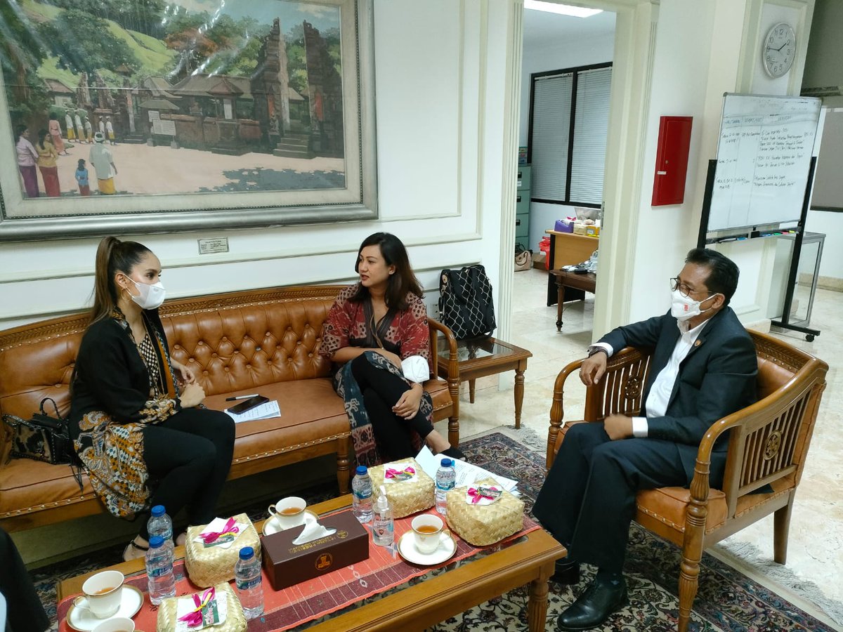 IG LIVE dengan CINTA LAURA <a href="/xcintakiehlx/">Cinta Laura Kiehl</a> tentang pidatonya yang sangat bagus, sangat inspiratif tentang #MODERASIBERAGAMA &gt;&gt; Simak diskusi serius tapi santai, penuh tawa dan gagasan di YOU TUBE #BungFADJROEL #BungJUBIR #BungDUBES <a href="/JubirPresidenRI/">StafKhususPresiden_Komunikasi</a> &gt;&gt;&gt; youtu.be/AOWu2YXcloA